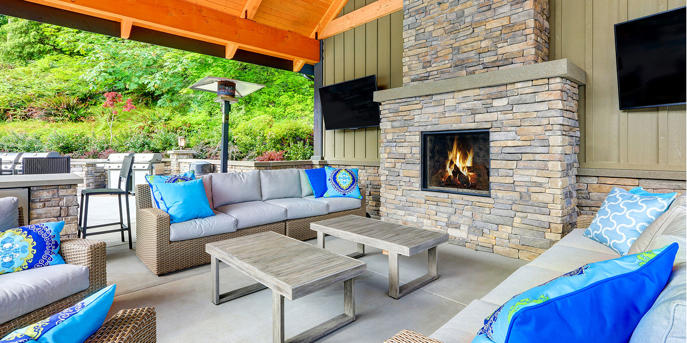 Outdoor fireplace vs. fire pit: What should you choose?