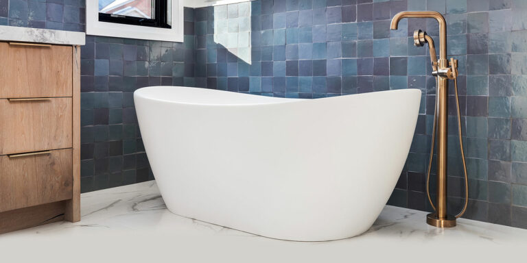 Styles et finitions tendance pour les salles de bains