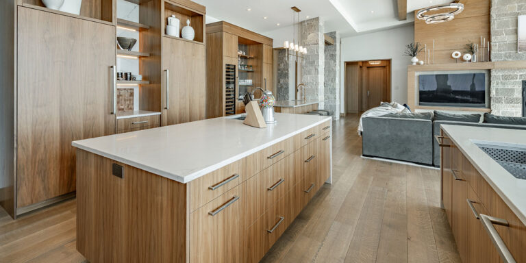 Maîtriser les planches larges : installation de planchers de bois franc et stratifiés à faire soi-même