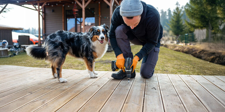Le guide ultime pour raviver votre terrasse en bois en un week-end