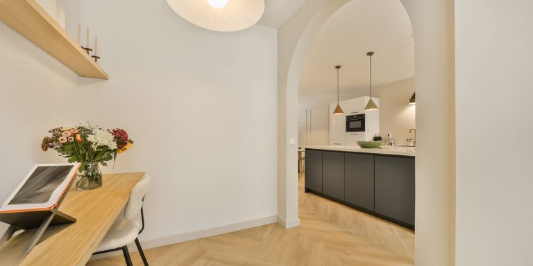 L’architecture moderne : transitions épurées et arches douces